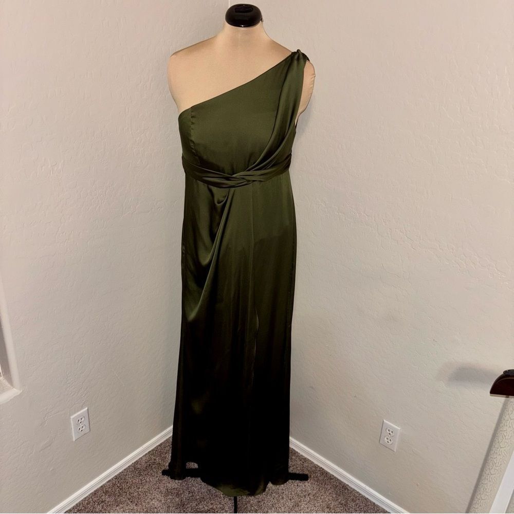 Elegant One-Shoulder Green Dress - Picture 3 of 16